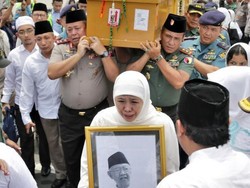Tangis Khofifah Saat Pegang Foto Almarhum Gus Sholah