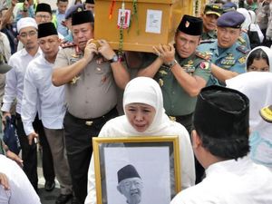 Tangis Khofifah Saat Pegang Foto Almarhum Gus Sholah Tangis Khofifah Saat Pegang Foto Almarhum Gus Sholah