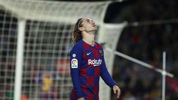 Barcelona's Antoine Griezmann reacts during a Spanish La Liga soccer match between Barcelona and Levante at the Camp Nou stadium in Barcelona, Spain, Sunday Feb. 2, 2020. (AP Photo/Joan Monfort)