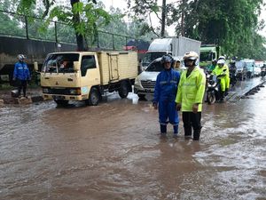 Muncul Genangan di Lingkar Luar Barat Cengkareng, Pengendara Harus Melipir Muncul Genangan di Lingkar Luar Barat Cengkareng, Pengendara Harus Melipir