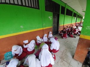 Plafon Roboh, Siswa SDN Samudrajaya 04 Bekasi Belajar Lesehan di Luar Kelas