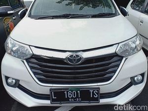 Polisi Hentikan Mobil Berpelat Palsu di Jalanan Surabaya