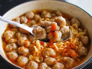 20 Bakso Kerikil dan Mercon Ada di Sini