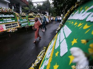 Banjir Karangan Bunga di Rumah Gus Sholah Banjir Karangan Bunga di Rumah Gus Sholah