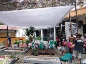 Video: Diiringi Doa, Gus Sholah Diberangkatkan ke Tebuireng Video: Diiringi Doa, Gus Sholah Diberangkatkan ke Tebuireng