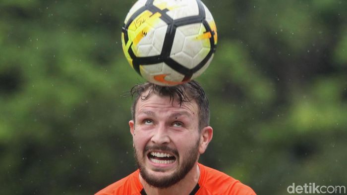 Marco Motta dan Marc Klok Jalani Sesi Latihan Bersama Persija Persija Jakarta terus menggeber latihan menyambut Liga 1 2020. Dua pemain anyar mereka, Marco Motta dan Marc Klok sudah ikut dalam sesi pagi ini.