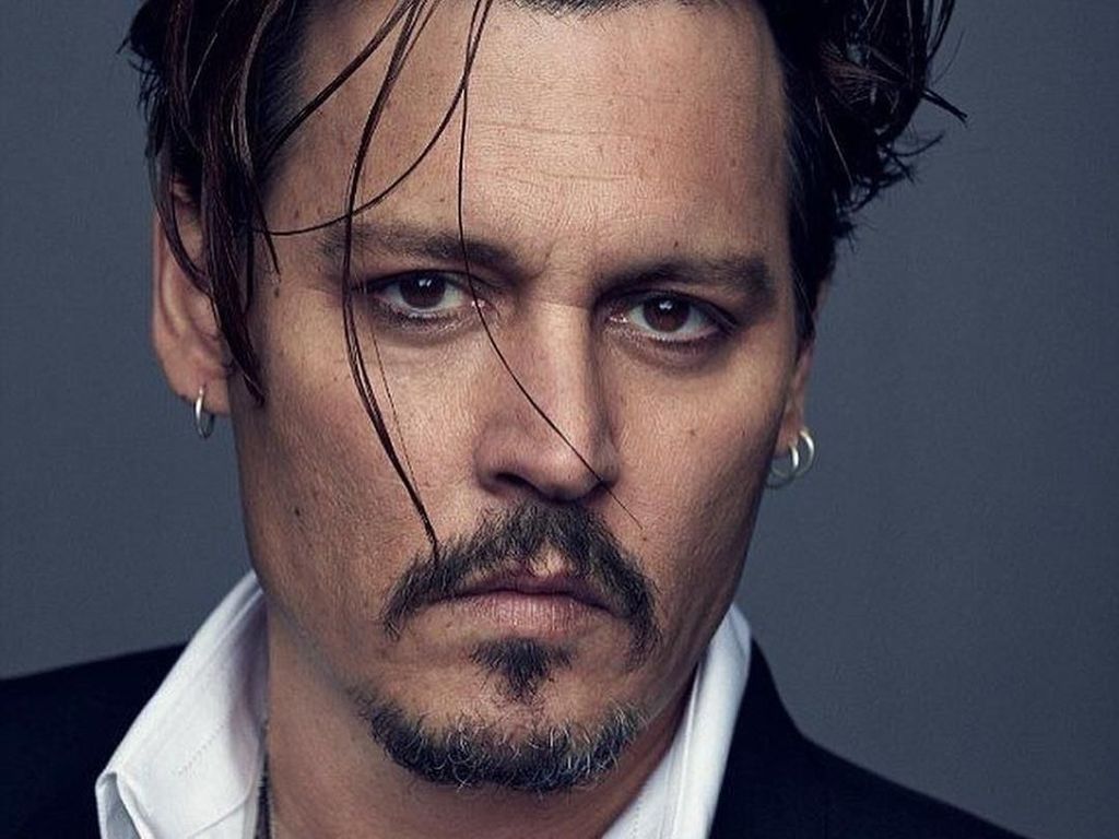 Dukung Johnny Depp, Fans Ramai-ramai Beli Parfum Dior yang Dibintanginya