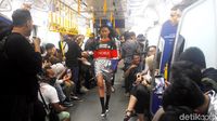 10 Aksi Model Saat Jadikan Gerbong MRT Sebagai Catwalk Fashion Show