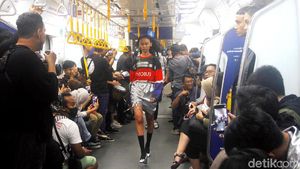 10 Aksi Model Saat Jadikan Gerbong MRT Sebagai Catwalk Fashion Show