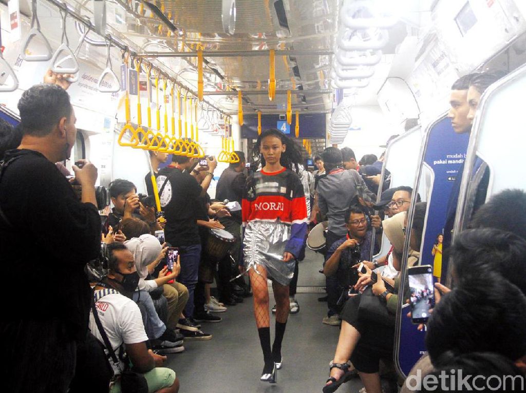 10 Aksi Model Saat Jadikan Gerbong MRT Sebagai Catwalk Fashion Show 10 Aksi Model Saat Jadikan Gerbong MRT Sebagai Catwalk Fashion Show