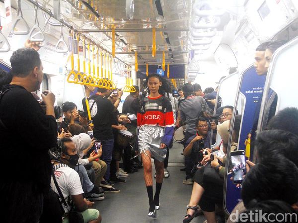 10 Aksi Model Saat Jadikan Gerbong MRT Sebagai Catwalk Fashion Show