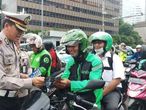 Ajak Pemotor Tertib Berkendara, Polisi Sosialisasikan E-TLE di Thamrin