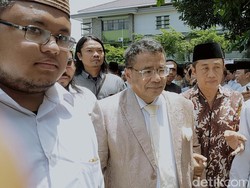 Hotman Viral Saat Melayat Gus Sholah, Derry Sulaiman: Semoga Disukai Allah!