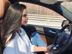 Model Ini Disebut Selingkuhan Pangeran Arab, Hobi Nyetir Mobil Mewah
