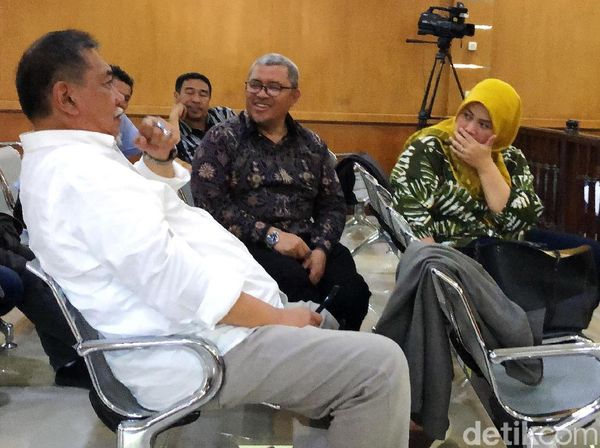 Saat Aher, Demiz dan Neneng Bersaksi di Sidang Meikarta