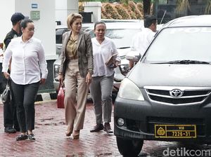 4 Hari Ditahan, Nikita Mirzani: Polisinya Lucu-lucu 4 Hari Ditahan, Nikita Mirzani: Polisinya Lucu-lucu