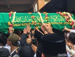 Video Ribuan Petakziah Salatkan Jenazah Gus Sholah di Tebuireng