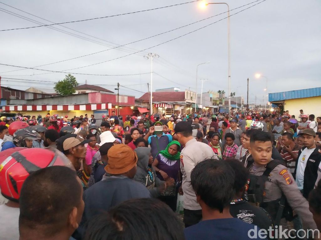 Mama-mama di Timika Tak Terima Digusur, Serang Satpol PP Pakai Batu Mama-mama di Timika Tak Terima Digusur, Serang Satpol PP Pakai Batu