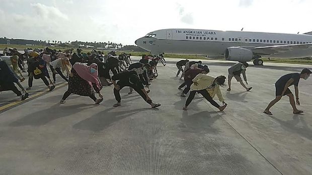 Tangis Haru Keluarga Sambut 8 Mahasiswa Aceh dari Wuhan