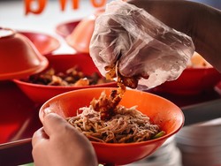 Tak Puas Porsi Standar? Cobain Mie Ayam Jumbo di Medan Ini