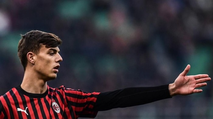 AC Milans Italian forward Daniel Maldini gestures during the Italian Serie A football match AC Milan vs Verona on February 2, 2020 at the San Siro stadium in Milan. (Photo by Miguel MEDINA / AFP)