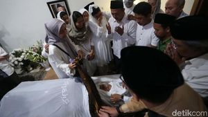 Suasana di Rumah Duka Gus Sholah