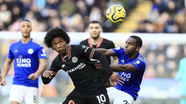 Chelsea's Willian, front left, duels for the ball with Leicester's Ricardo Pereira during the English Premier League soccer match between Leicester City and Chelsea at the King Power Stadium, in Leicester, England, Saturday, Feb. 1, 2020. (AP Photo/Leila Coker)
