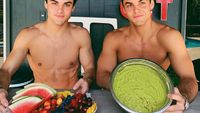 Gaya Dolan Twins, Youtuber Kembar yang Kompak Saat Kulineran