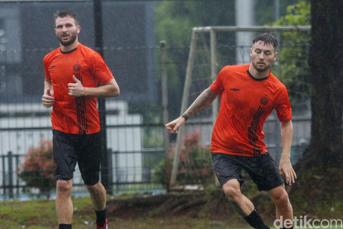 Marco Motta dan Marc Klok Jalani Sesi Latihan Bersama Persija Persija Jakarta terus menggeber latihan menyambut Liga 1 2020. Dua pemain anyar mereka, Marco Motta dan Marc Klok sudah ikut dalam sesi pagi ini.