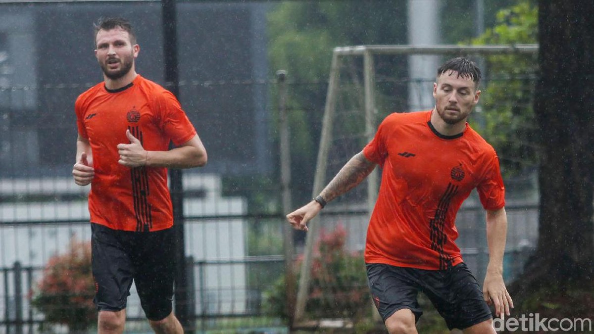 Marco Motta dan Marc Klok menjadi pemain teranyar Persija. Foto: Rifkianto Nugroho