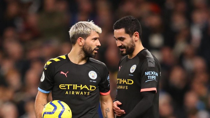 LONDON, ENGLAND - FEBRUARY 02: Sergio Aguero and Ilkay Gundogan of Manchester City  during the Premier League match between Tottenham Hotspur and Manchester City at Tottenham Hotspur Stadium on February 02, 2020 in London, United Kingdom. (Photo by Catherine Ivill/Getty Images)