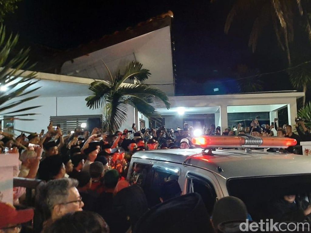 Tahlil Sambut Jenazah Gus Sholah di Rumah Duka Tahlil Sambut Jenazah Gus Sholah di Rumah Duka