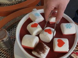 Sanggup Habiskan? Minuman Red Velvet Jumbo Ini Beratnya 6,8 Kg!