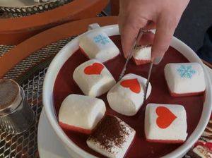 Sanggup Habiskan? Minuman Red Velvet Jumbo Ini Beratnya 6,8 Kg! Sanggup Habiskan? Minuman Red Velvet Jumbo Ini Beratnya 6,8 Kg!