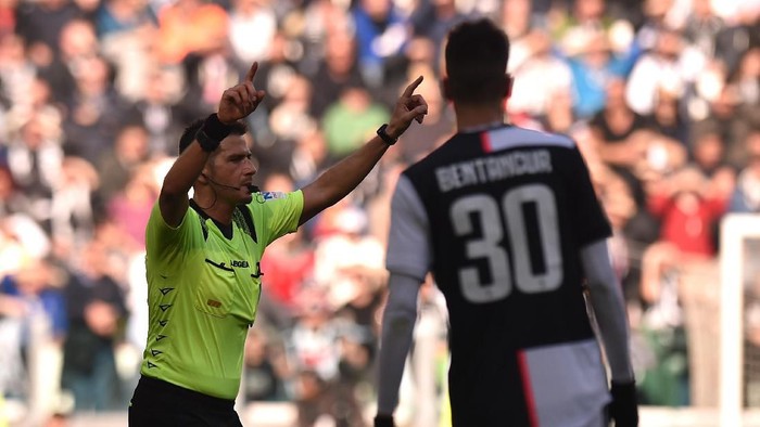 TURIN, ITALY - FEBRUARY 02: The referee Fabrizio Pasqua awards a penalty for Juventus following a VAR check during the Serie A match between Juventus and  ACF Fiorentina at Allianz Stadium on February 02, 2020 in Turin, Italy. (Photo by Tullio M. Puglia/Getty Images)