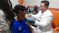 Tak terkecuali para pemain asing Persib, meski badan mereka kekar, terlihat wajah mereka mengernyit saat mendapatkan suntikan vaksin dari Bio Farma.