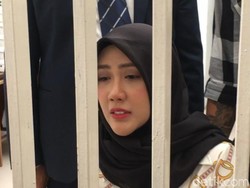 Bebas dari Penjara, Rey Utami Lepas Rindu ke Anak