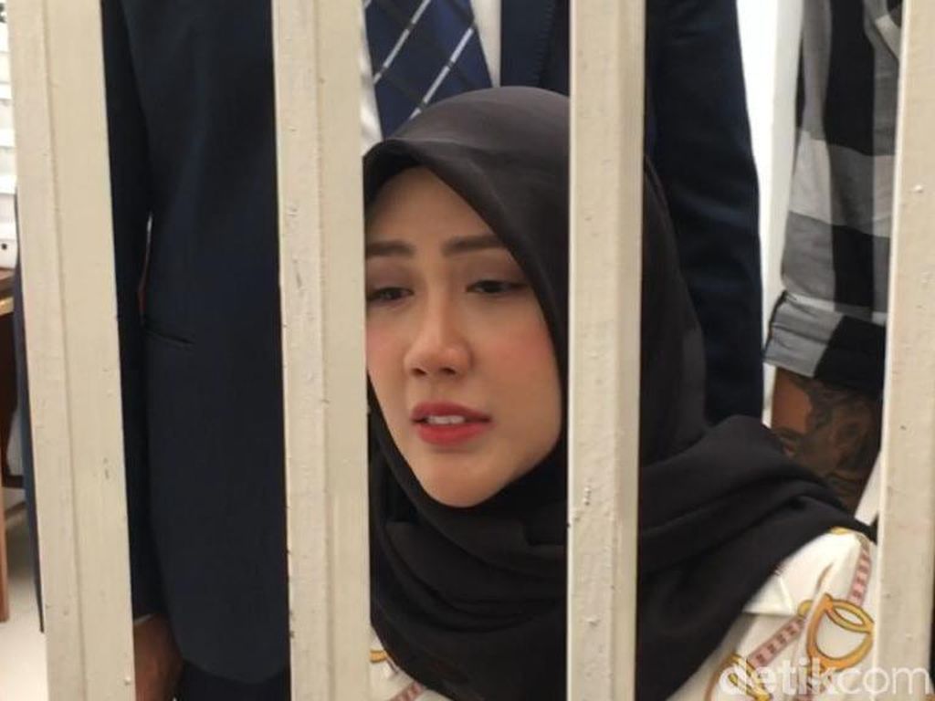 Rey Utami Tak Didampingi Pengacara Saat Bebas dari Penjara Rey Utami Tak Didampingi Pengacara Saat Bebas dari Penjara