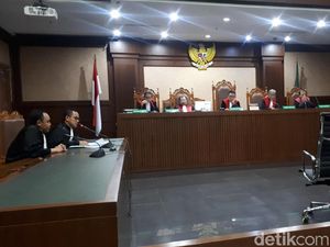 Sidang Kasus Pajak Dealer Jaguar, Pengusaha Darwin Didakwa Beri Suap Rp 1,8 M Sidang Kasus Pajak Dealer Jaguar, Pengusaha Darwin Didakwa Beri Suap Rp 1,8 M