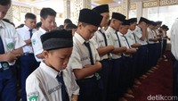 Doa Masuk dan Keluar Masjid Sesuai Sunnah, Hafalkan Yuk!