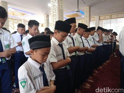 Siswa MTs Negeri 6 Kepanjen Gelar Salat Gaib untuk Gus Sholah