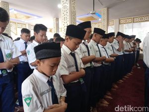 Siswa MTs Negeri 6 Kepanjen Gelar Salat Gaib untuk Gus Sholah Siswa MTs Negeri 6 Kepanjen Gelar Salat Gaib untuk Gus Sholah