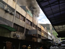 Kebakaran Hanguskan Ruko Tekstil di Tanah Abang