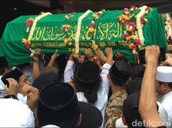 Momen Ribuan Santri Tebuireng Berebut Pegang Keranda Jenazah Gus Sholah