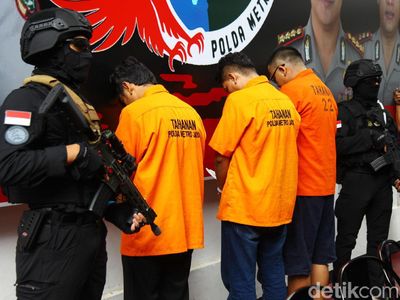 Diringkus Polisi, 3 Pengedar Heroin Tertunduk Malu