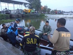 Pesawat Latih TNI AL Mendarat Darurat di Kawasan Tambak Sidoarjo
