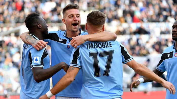 ROME, ITALY - FEBRUARY 02: Ciro Immobile of SS Lazio celebrate a opening goal with his team mates during the Serie A match between SS Lazio and SPAL at Stadio Olimpico on February 02, 2020 in Rome, Italy. (Photo by Marco Rosi/Getty Images)