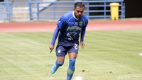 Kedua, bertemu dengan mantan pelatih saya selama tiga tahun bersama di PSM (Makassar) dan ingin kembali lagi bekerjasama dengan beliau, dia menambahkan.