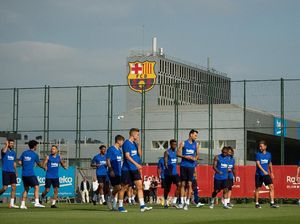 Pemain Barcelona Dipaksa Nonton Sepakbola Selama Lockdown