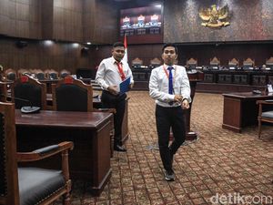 Warga Nias Ini Gugat UU Desa ke MK Minta Masa Jabatan Kades Cukup 5 Tahun Warga Nias Ini Gugat UU Desa ke MK Minta Masa Jabatan Kades Cukup 5 Tahun